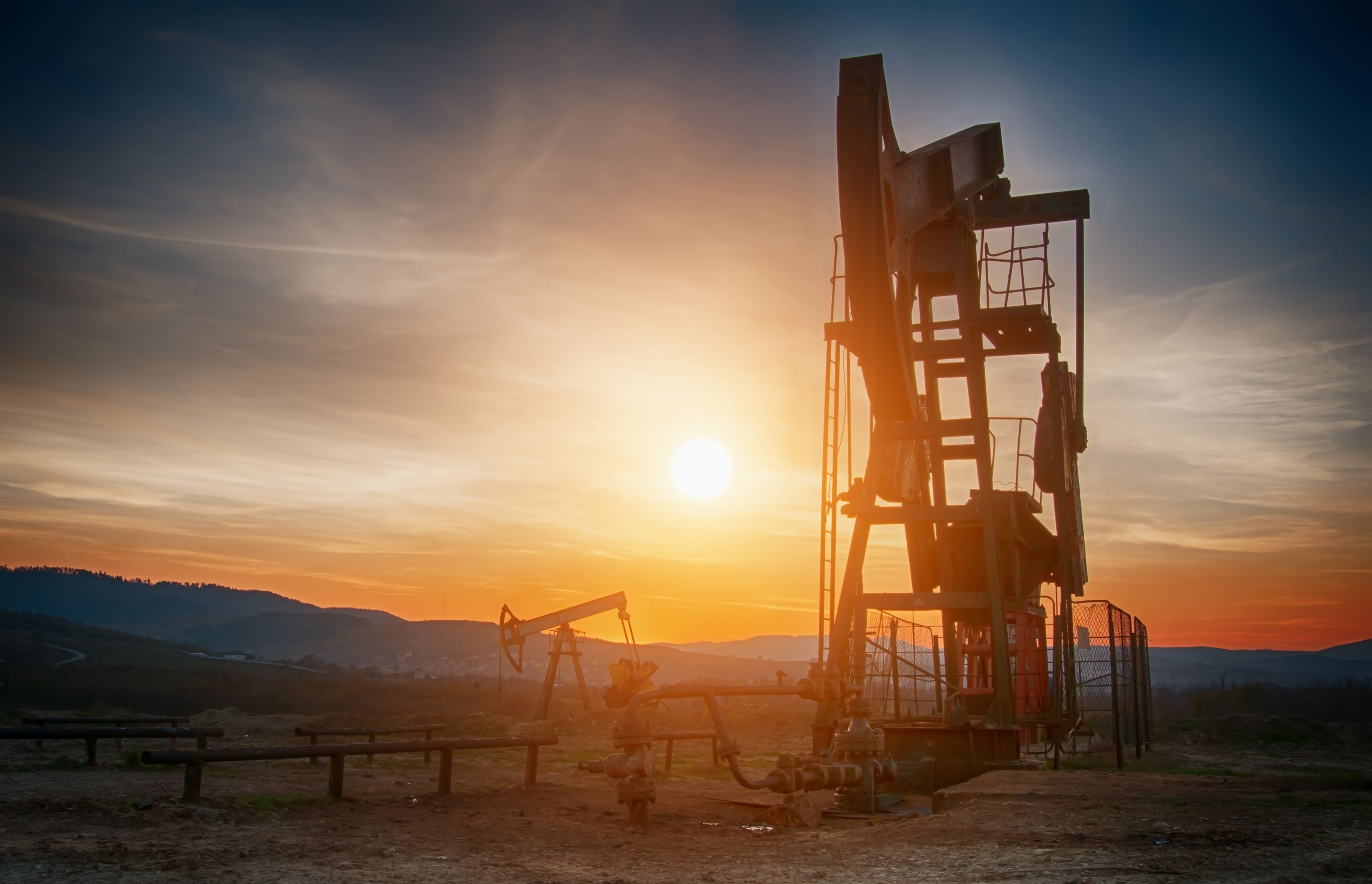oil-pump-on-sunset-2023-11-27-04-54-41-utc.jpg