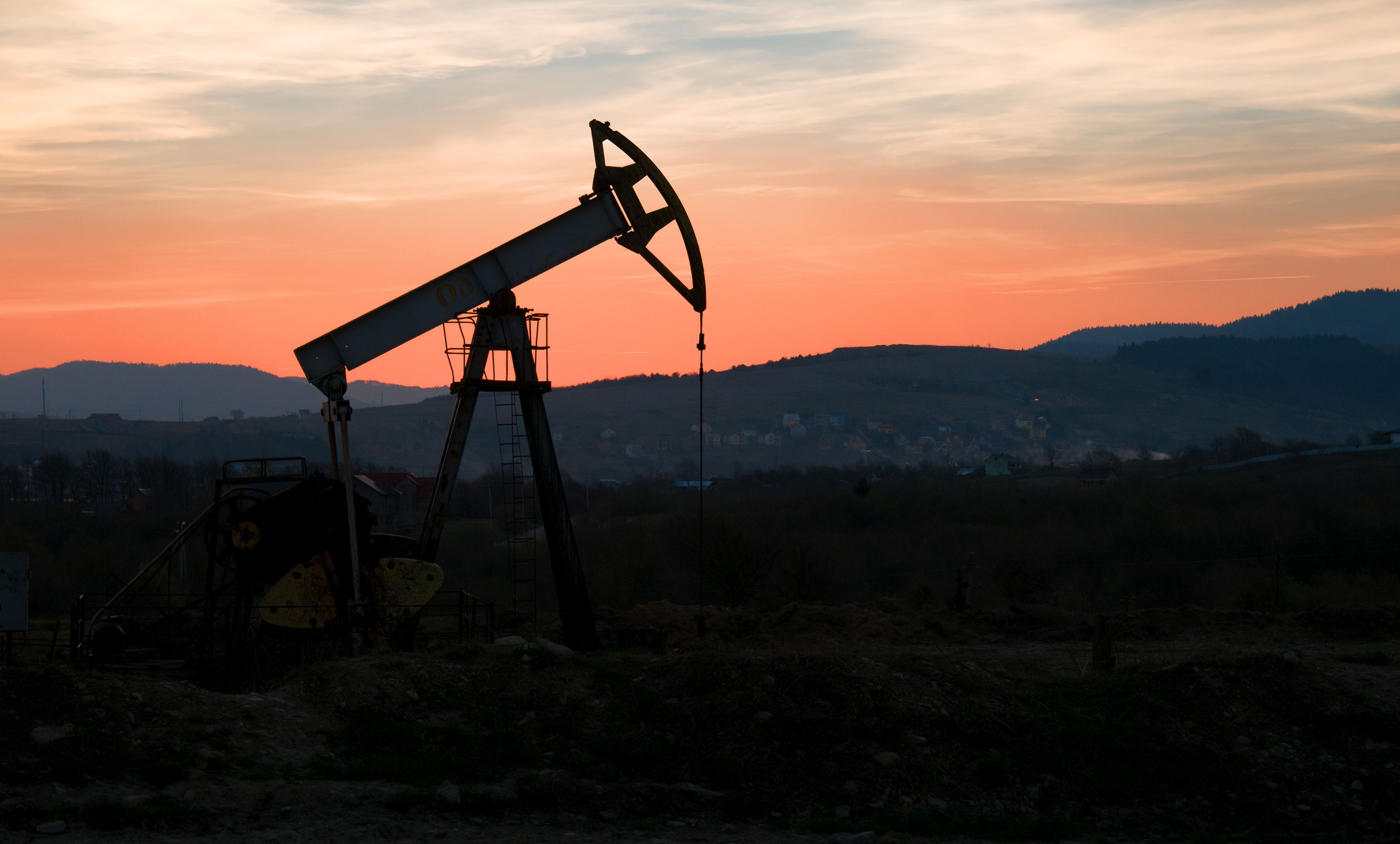 oil-pump-on-sunset-2023-11-27-05-29-16-utc.jpg